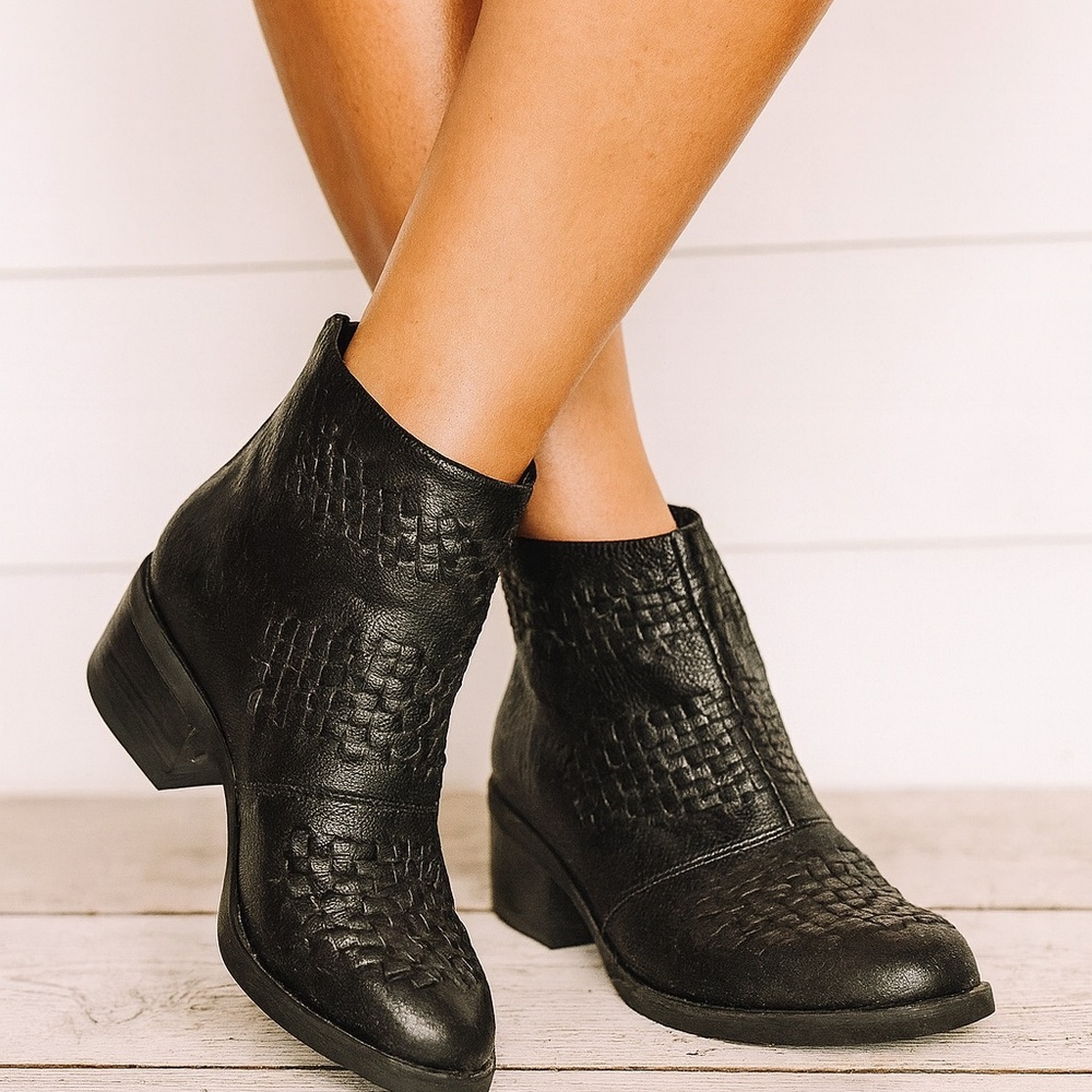🖤 Faux Leather Block Heel Ankle Boots – Size 7 | Sleek, Chic & Brand New